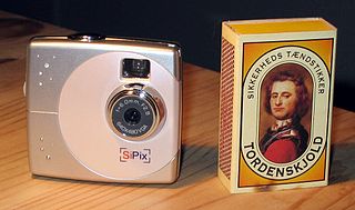 Una c&aacute;mara digital SiPix junto a una caja de f&oacute;sforos para mostrar la escala